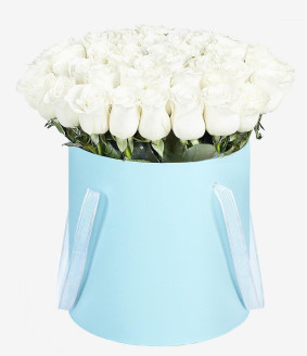 Doboz fehér rózsákkal Image