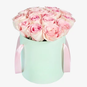 Doboz pink rózsákkal